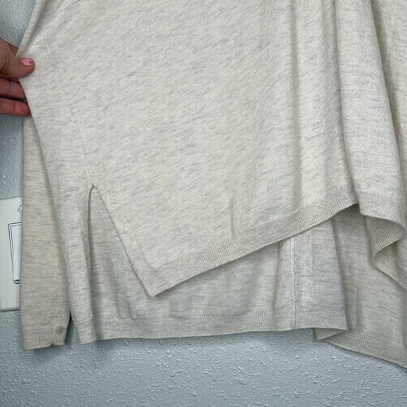 Vince Women's Beige Marino Wool Dolman Sleeve V-Neck Tunic Top Size Medium - Picture 5 of 7